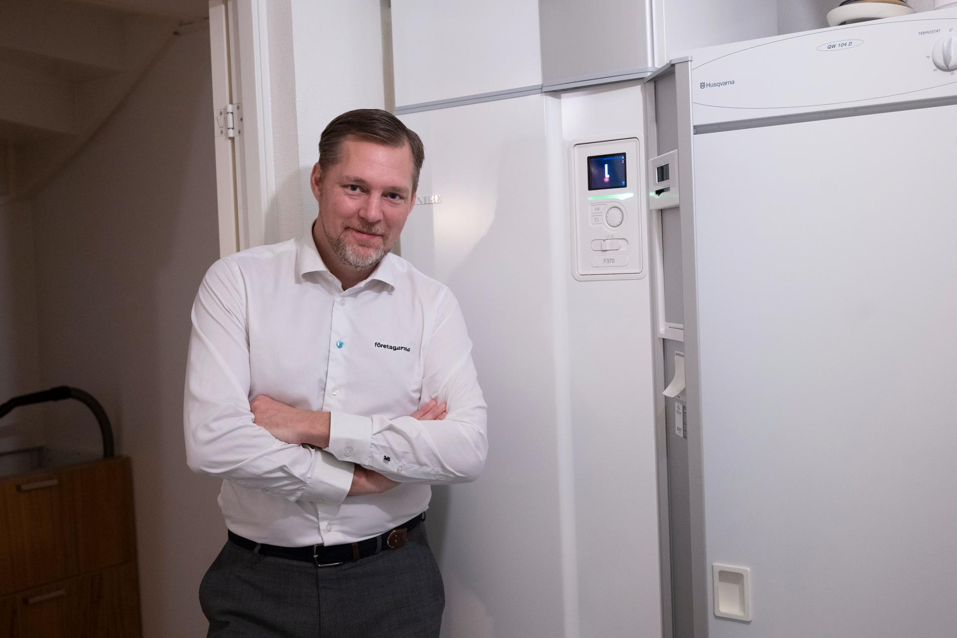 Günther Mårder, vd för Företagarna, visar hur han dagtid stänger av sin frånluftsvärmepump för att spara energi.