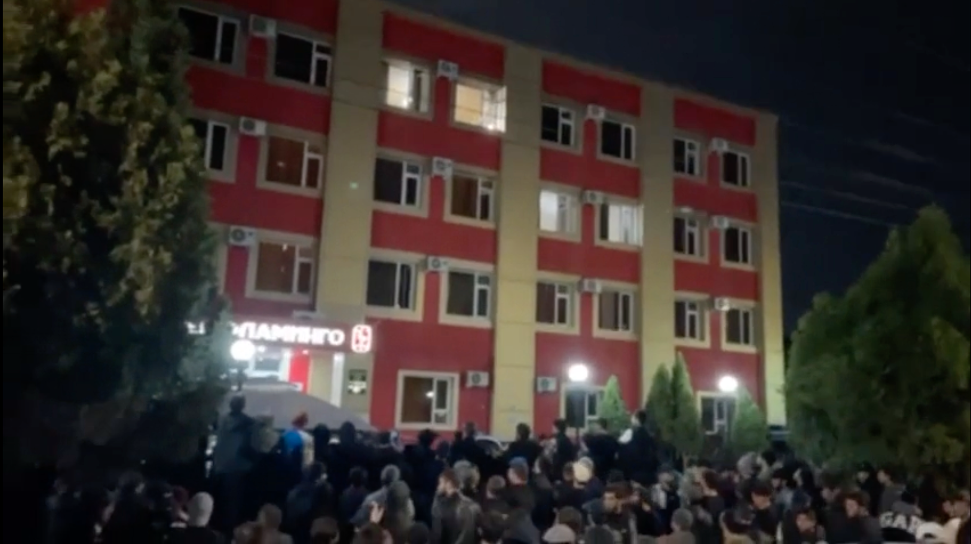 Folk kastade stenar mot Hotell Flamingo i ryska Chasavjurt, eftersom de trodde att det fanns judar på hotellet.