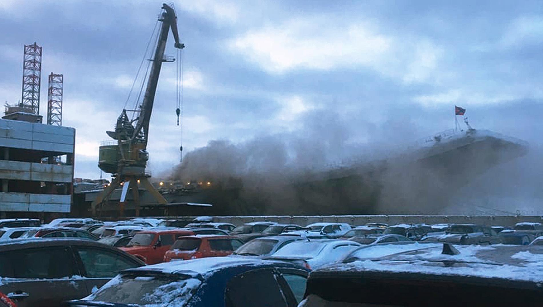 Ett fotografi från en anonym källa visar rök bolma ut ur hangarfartyget Amiral Kuznetsov i Murmansk på torsdagen.
