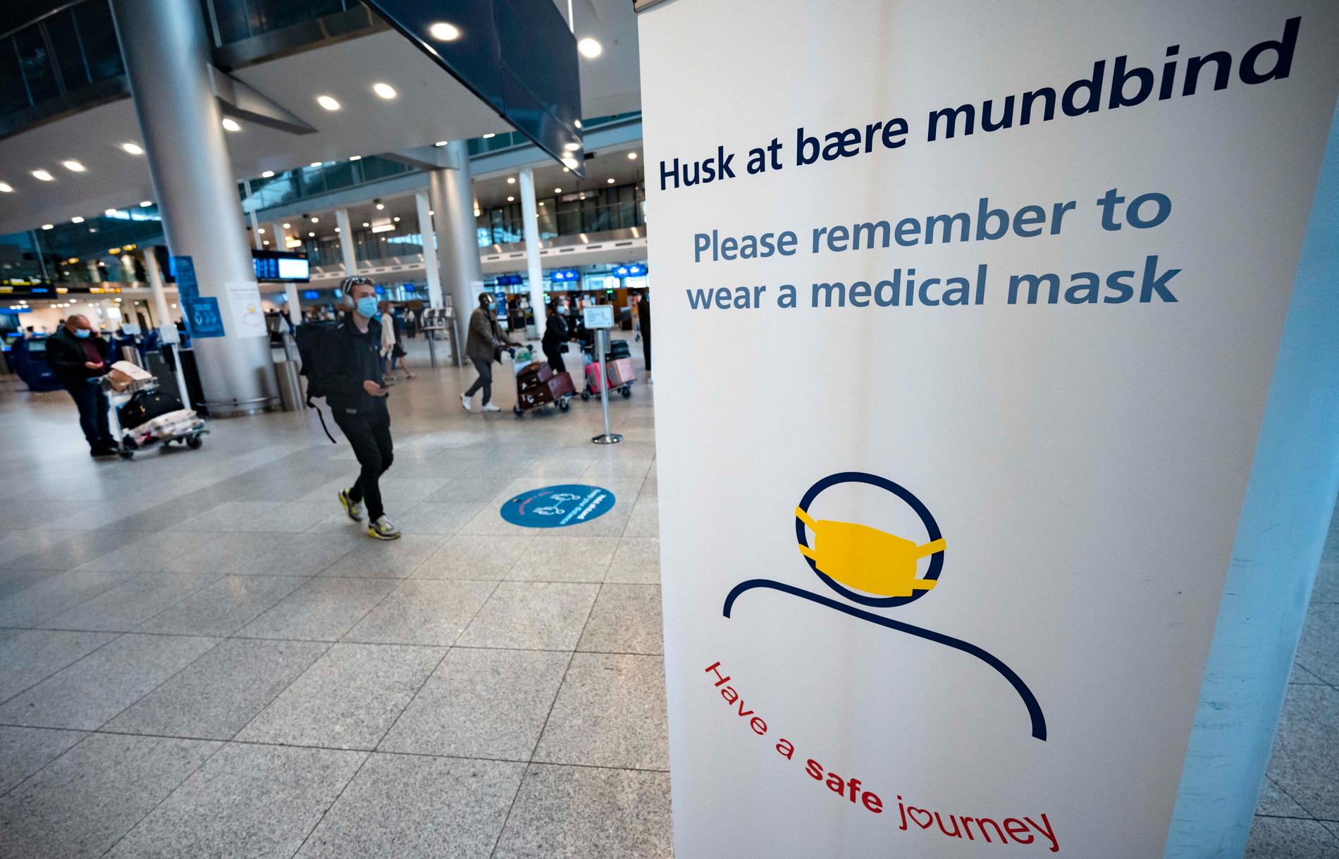 Information om krav på att bära munskydd vid ingången till Terminal 3 på Kastrups flygplats i oktober 2020.