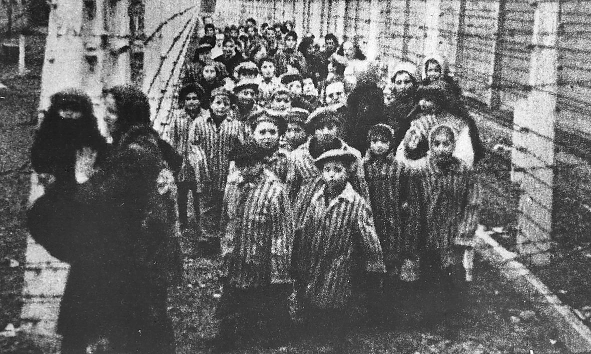 Röda armén befriade de överlevande fångarna i dödslägret Auschwitz.