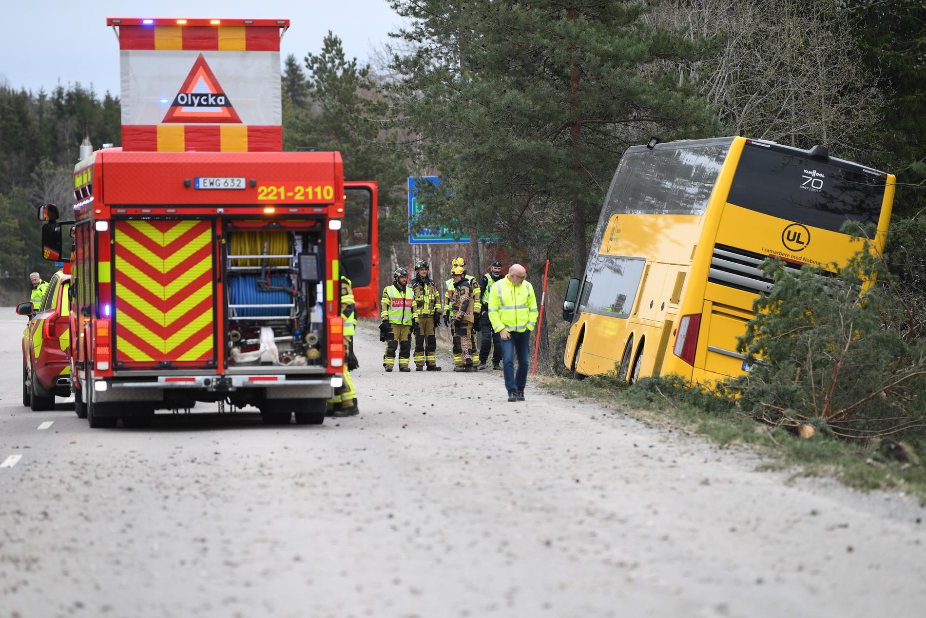 En dubbeldäckarbuss har vält på Stockholmsvägen i Enköping