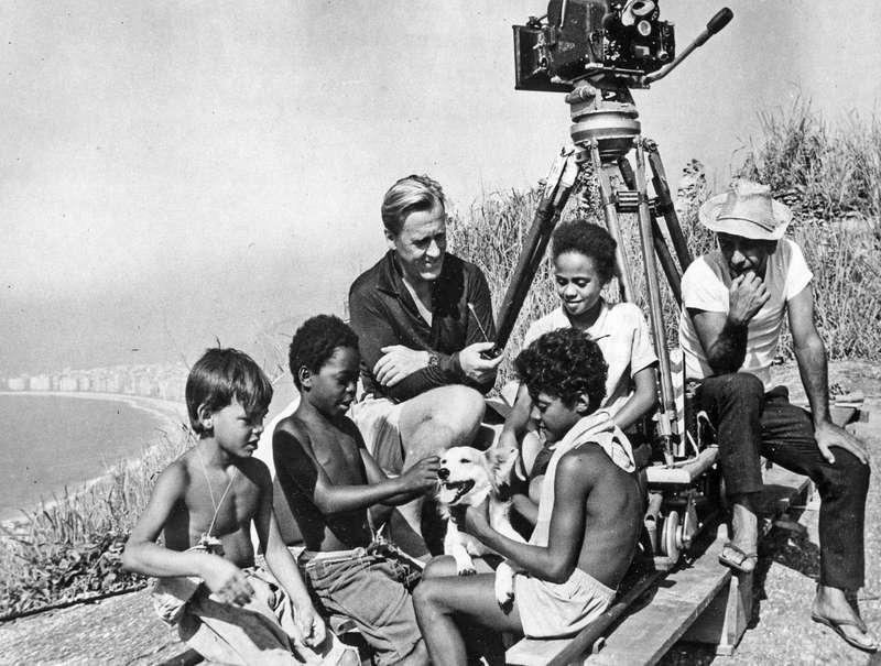 Arne Sucksdorff, med pipan, tillsammans med barnen under filminspelningen.