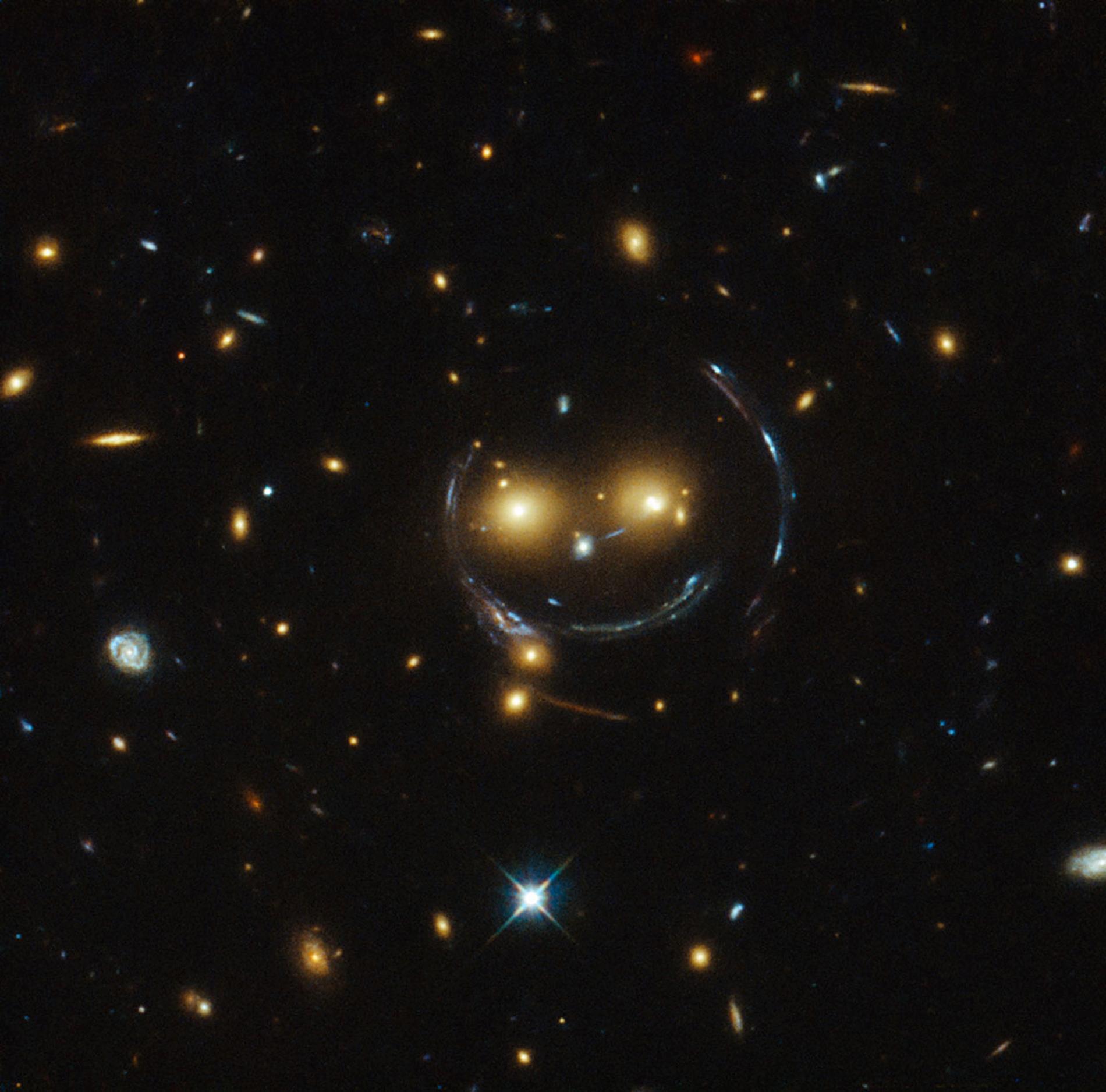 Nu släpper Nasa en ny bild av rymden som kan göra uttrycket glad som en lax förlegat. Här är nämligen galax-fotot som visar universum från dess lyckligaste sida.
Den muntra rymdframställningen som kommer från Hubble-teleskopet visar ett kluster av galaxer som går under namnet SDSS J1038+4849, enligt Nasa.