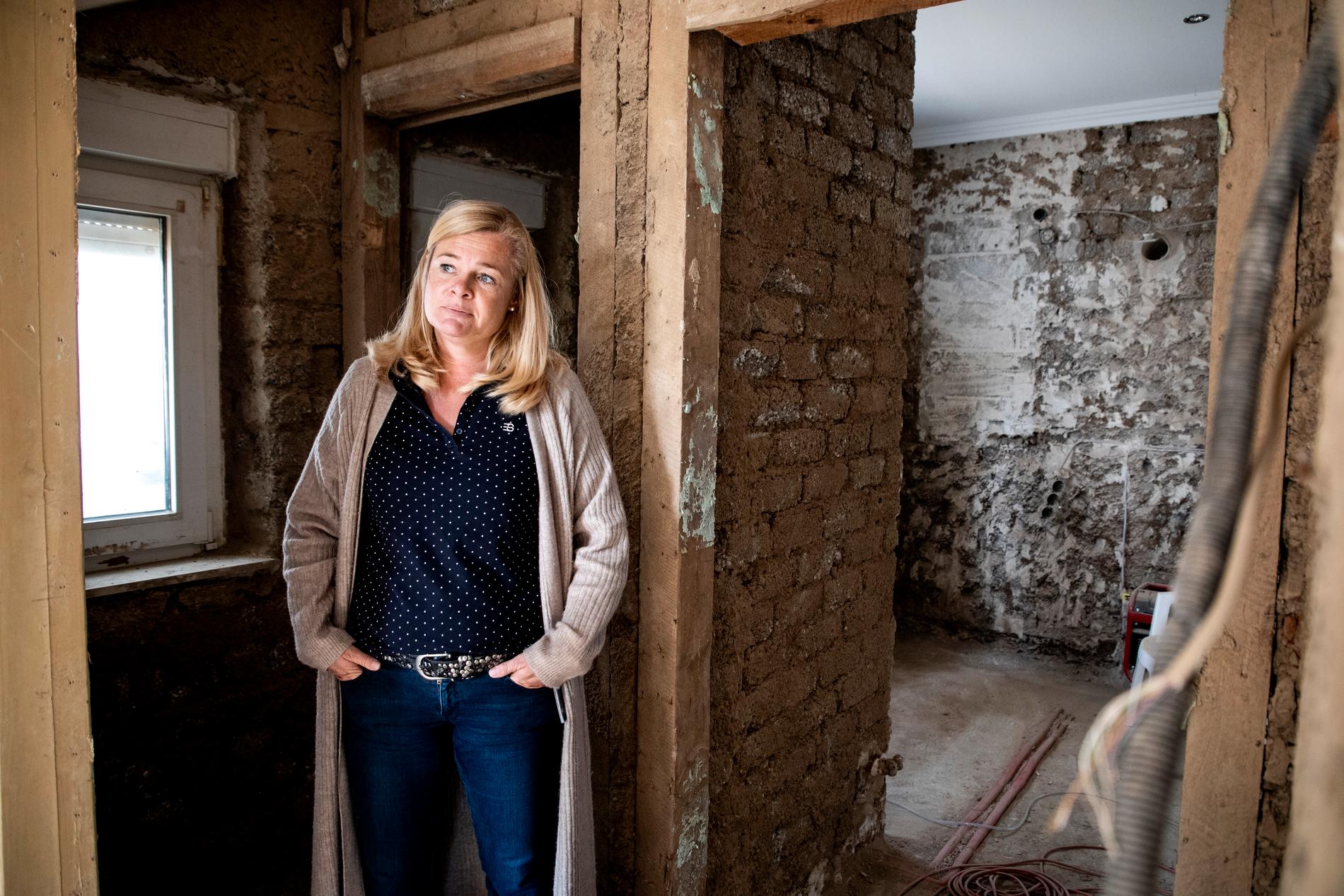 Katja Behrens i sitt hus i Ahrweiler, som blev förstört i översvämningen i juli.