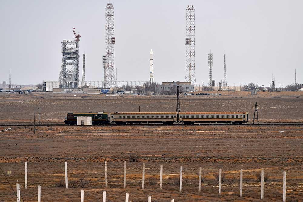 Satelliten och den ryska protonraketen i Baikonur
