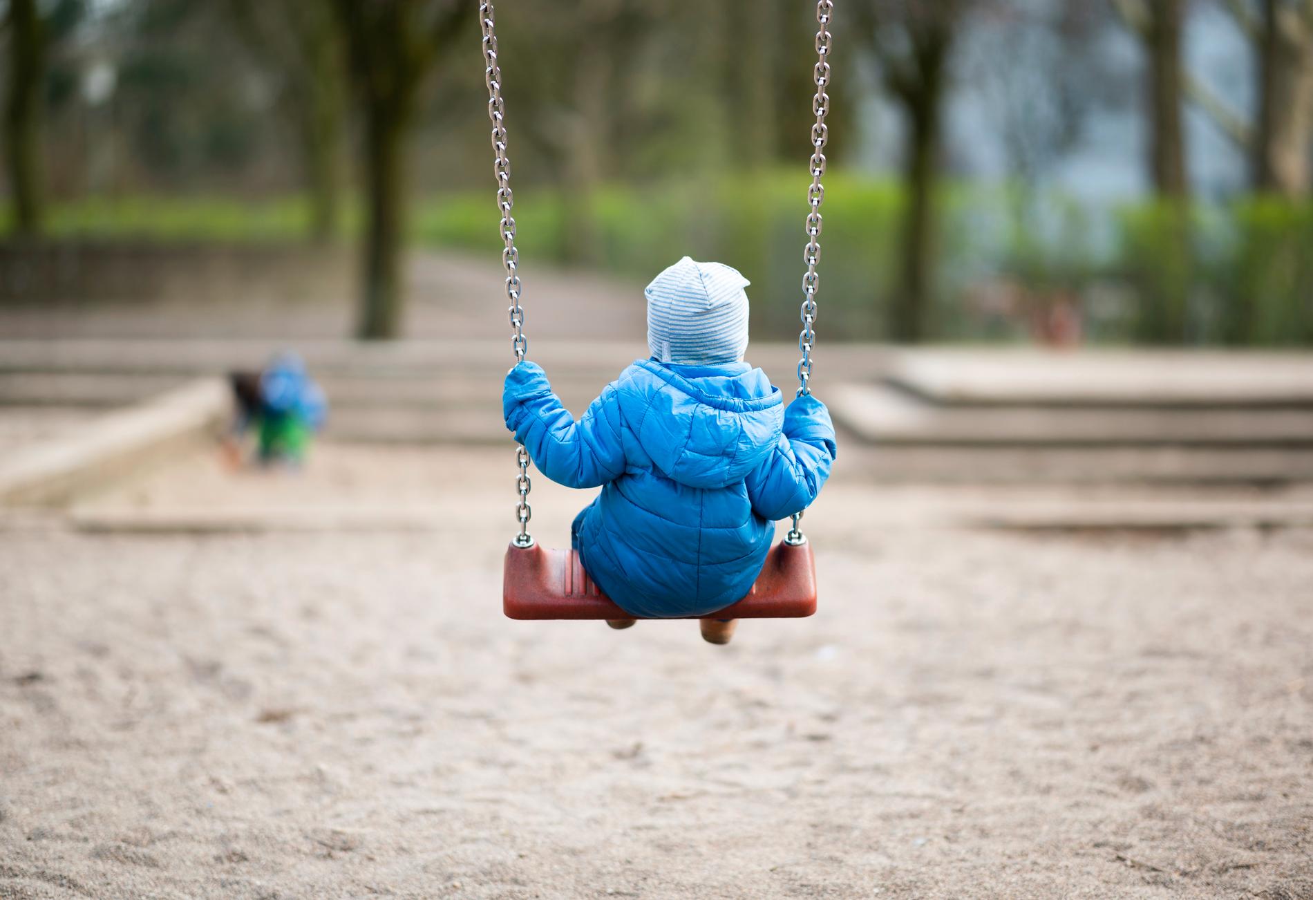 Förskolebarn i storstadsområden andas in dubbelt så mycket luftföroreningar som barn på mindre orter – trots att de vistas utomhus under kortare tid, enligt en studie.