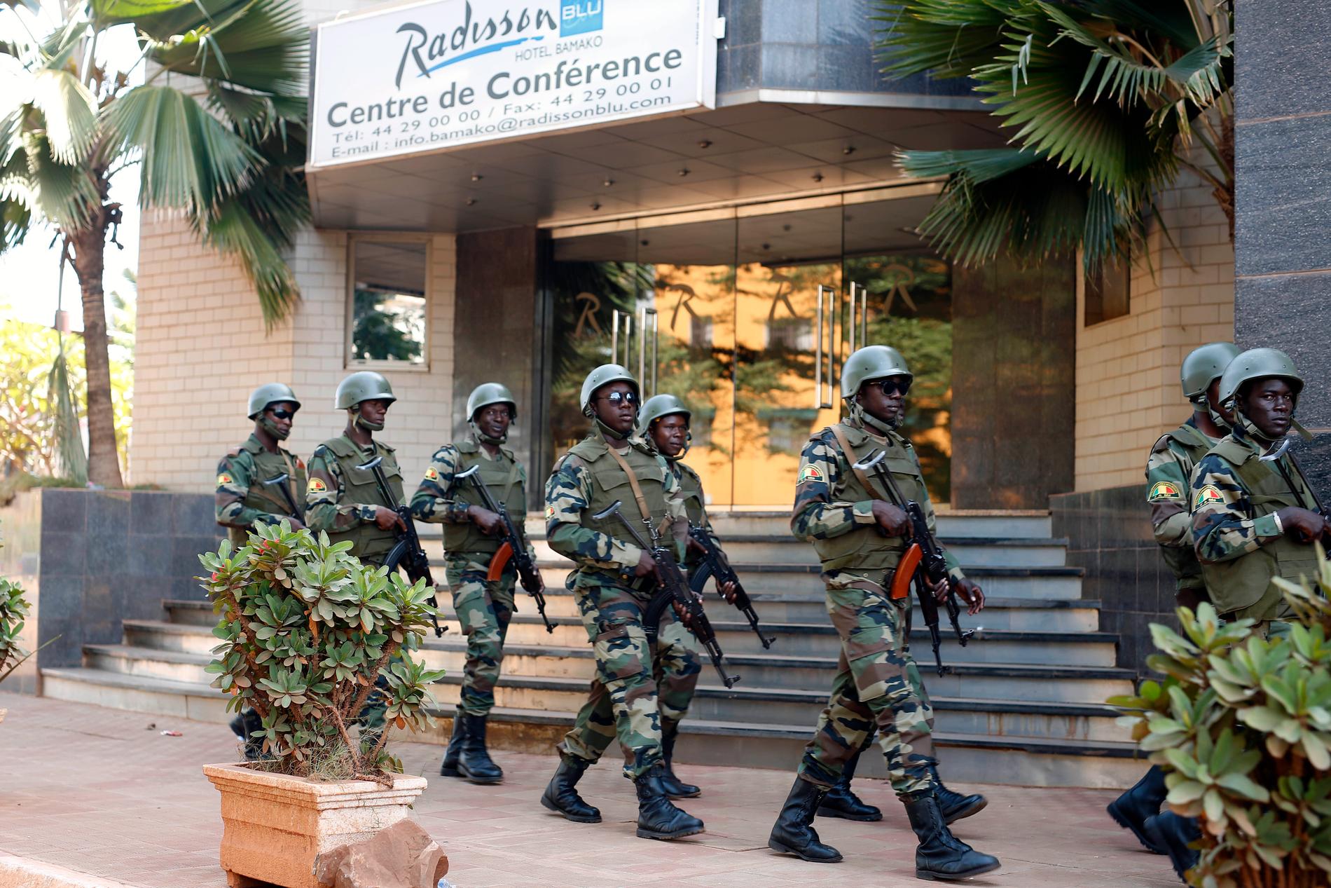 Soldater patrullerar utanför det hotell i Malis huvudstad Bamako som attackerades av extremister 2015. Arkivbild.