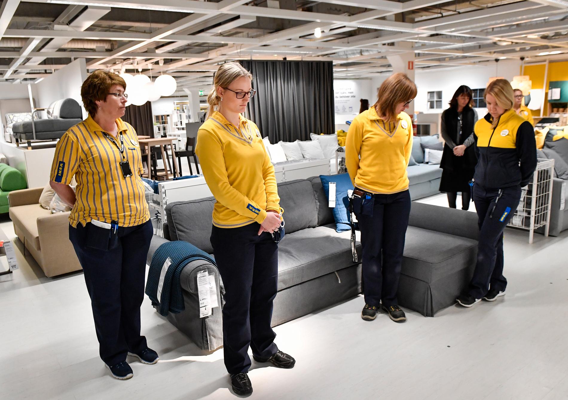 Anita Haugen, Nicole Nilsson, Sara Isbäck och Johanna Grossman iakktar en tyst minut på Ikea i Barkarby utanför Stockholm. Ikea höll en tyst minut på alla varuhus på måndagen, där personal och kunder hedrade grundaren Ingvar Kamprad, som avled på lördagen.