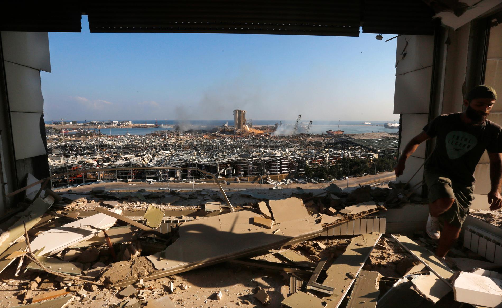 300 000 människor har blivit hemlösa efter explosionen som förstörde ett helt område. 