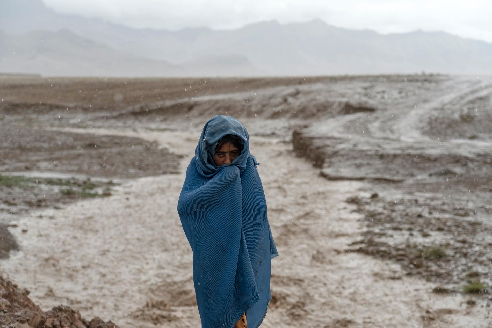 En nioårig afghansk flicka som arbetar på en tegelfabrik i huvudstaden Kabuls utkanter. Enligt biståndsorganisationer har antalet barnarbetare i landet ökat kraftigt sedan talibanerna kom till makten 2021.