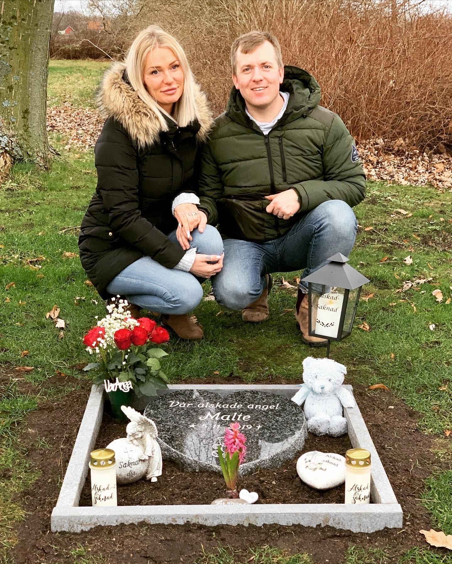 Camilla Christensen och Axel Olin vid sonen Maltes gravplats.