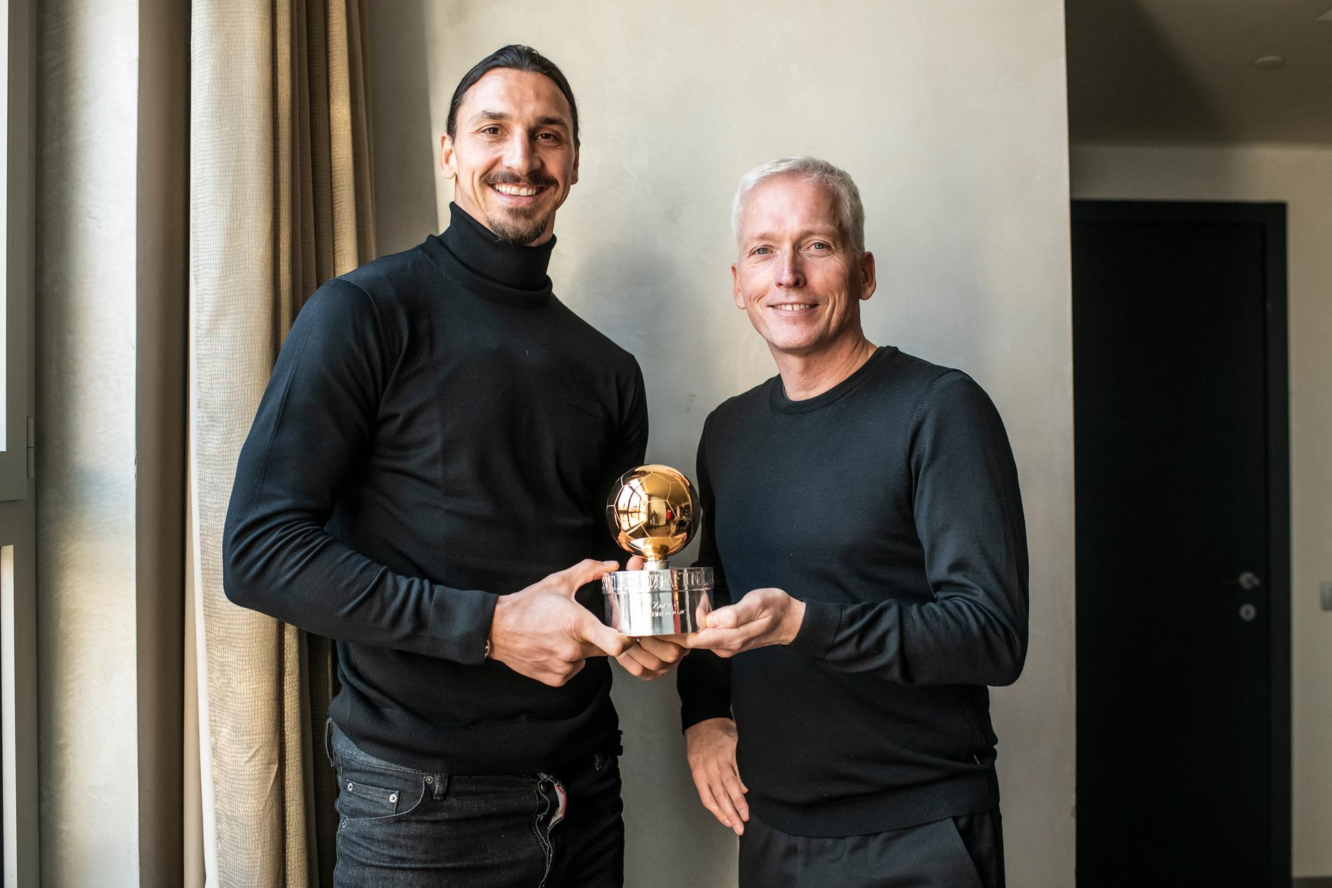 Zlatan Ibrahimovic tillsammans med Svenska fotbollförbundets generalsekreterare. 