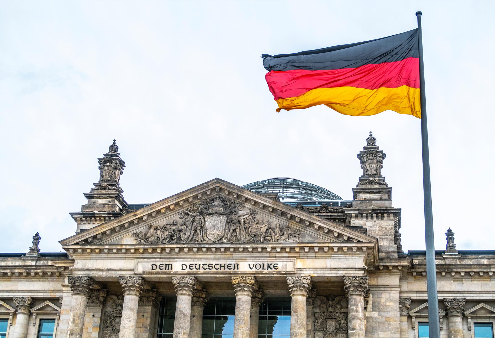 En tysk flagga över riksdagshuset i Berlin. Arkivbild.