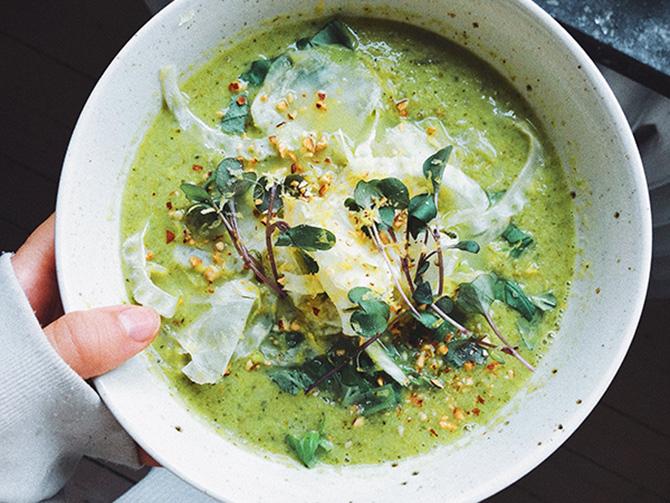 Snabb och jättegod soppa med broccoli och gröna ärtor.