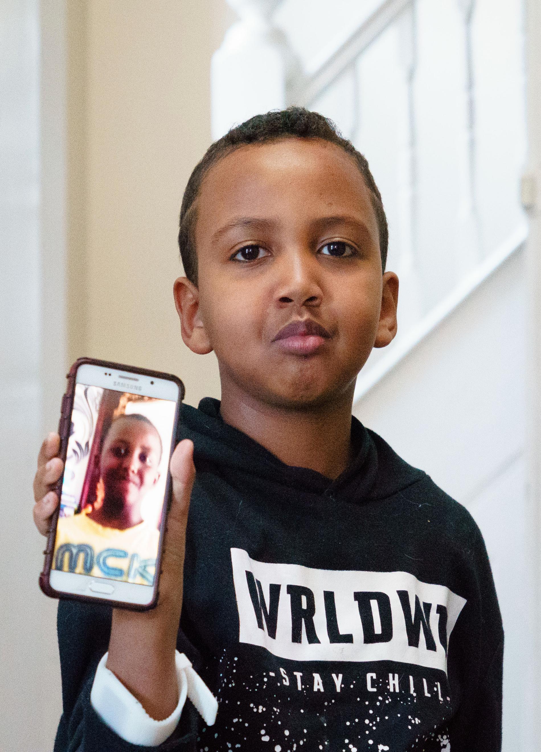 Ahmad bär alltid med sig bilden av sin bror.