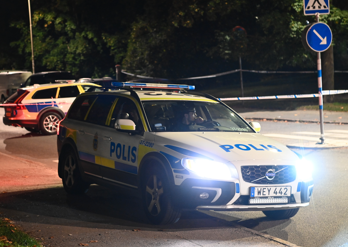 Ett flertal polispatruller är på plats i Hagsätra. 