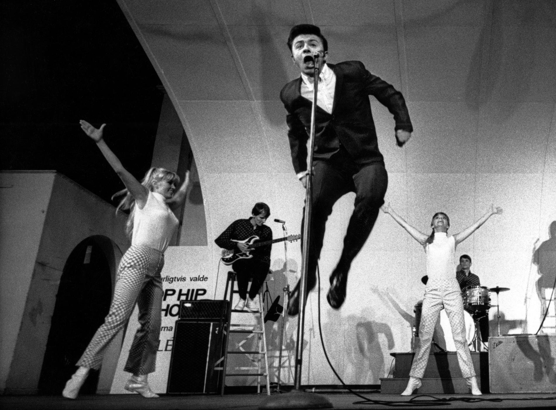 Artisten Jerry Williams uppträder på Gröna Lund i Stockholm omkring 10:e maj 1966. 