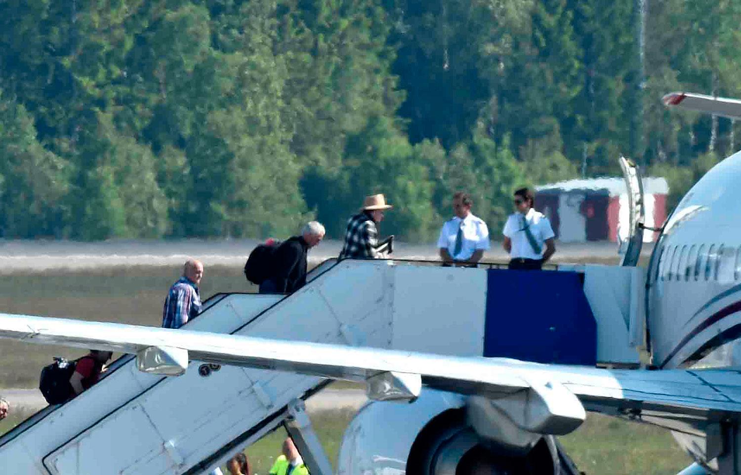 Johnny Depp kliver ombord på planet på Arlanda.