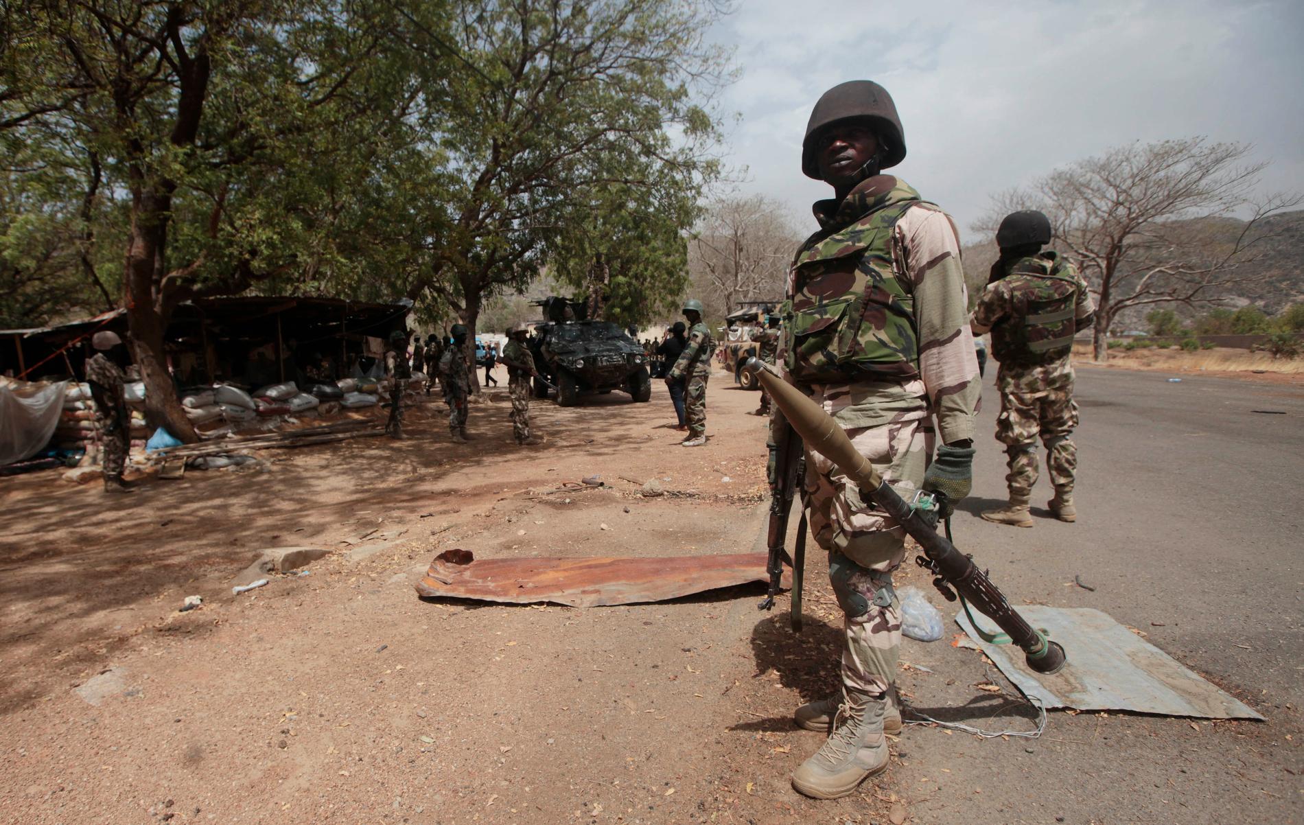 Nigerianska soldater vid en vägspärr i en bild från 2015.