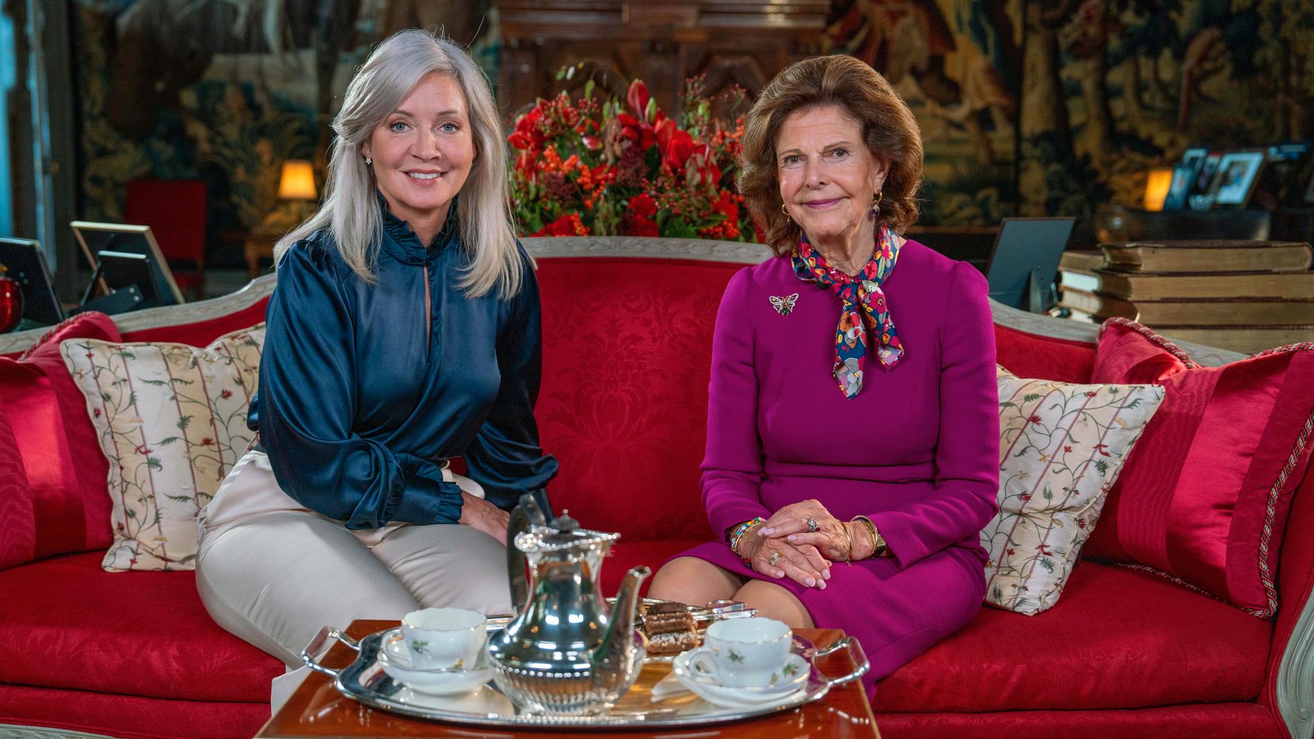 Pernilla Månsson Colt blev hembjuden till Drottningholms slott för kaffe och en pratstund, där Drottningen delar med sig av historier. Både från rollen som drottning och livet som mormor/farmor.