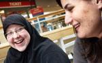 KOMPISAR. Elin och hennes kompis Amanda gillar att shoppa tillsammans. De kände varandra redan innan Elin konverterade till islam.