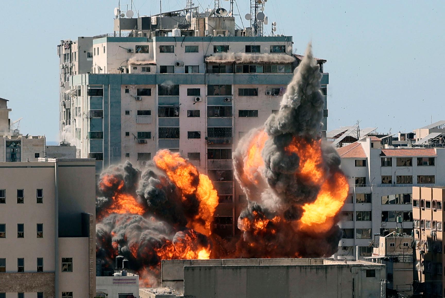 Israel bombade på lördagen en byggnad i Gaza där flera nyhetsorganisationer hade sina redaktioner. 