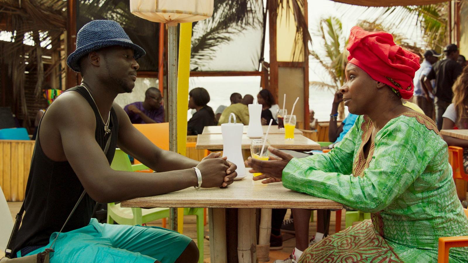 "Medan vi lever" gick upp på bio i höstas och kretsar kring Ibbe, spelad av rapparen Adam Kanyama, som följer med sin mamma Kandia från Sverige till hennes hemland Gambia. 