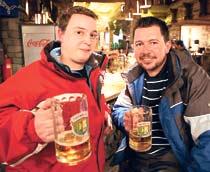 Barkulturen är kanske inte som hemma, tycker irländarna Adrian Johnson och Gary McEntee som dricker öl på krogen Happy End. Men skidbackarna kan de inte klaga på.