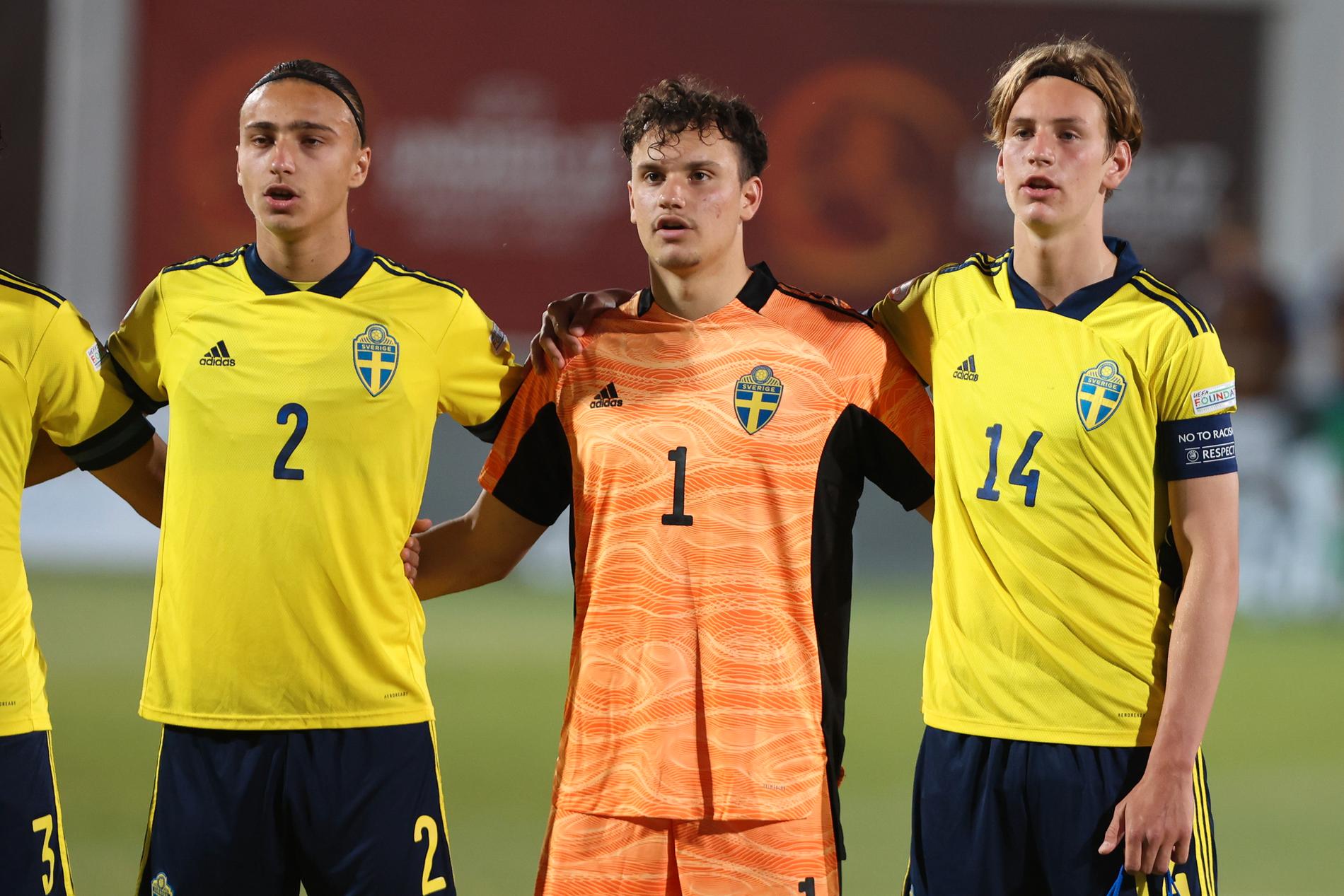Elis Bishesari, i mitten, är klar för Blåvitt enligt Sportbladets uppgifter.  