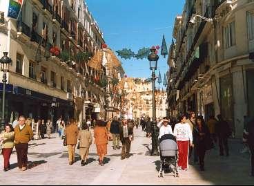 Gågatan Calle Larios är en av de mest livfulla shoppinggatorna i Málaga.