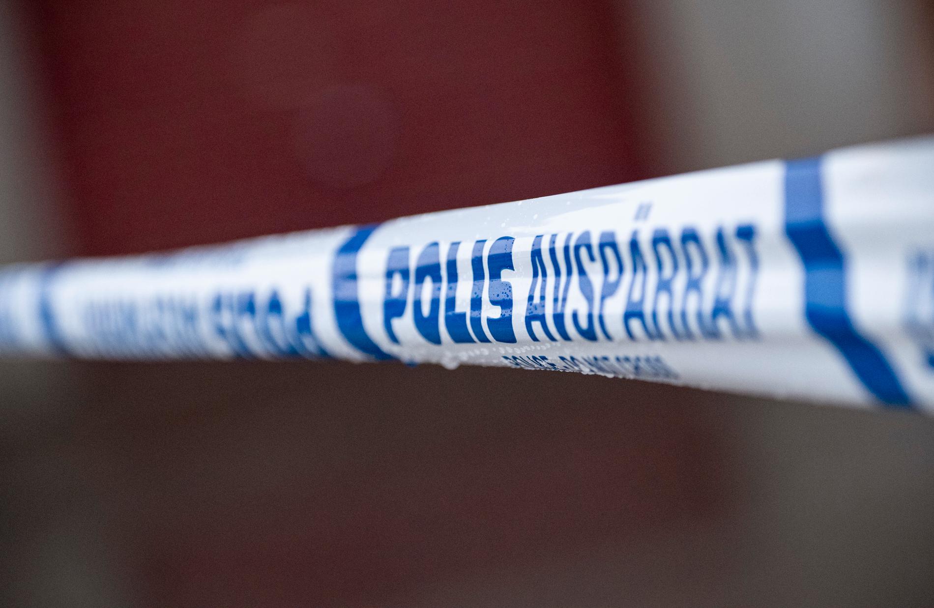 En man har förts till sjukhus med ambulans sedan han hittats i Pildammen i Malmö, enligt polisen.