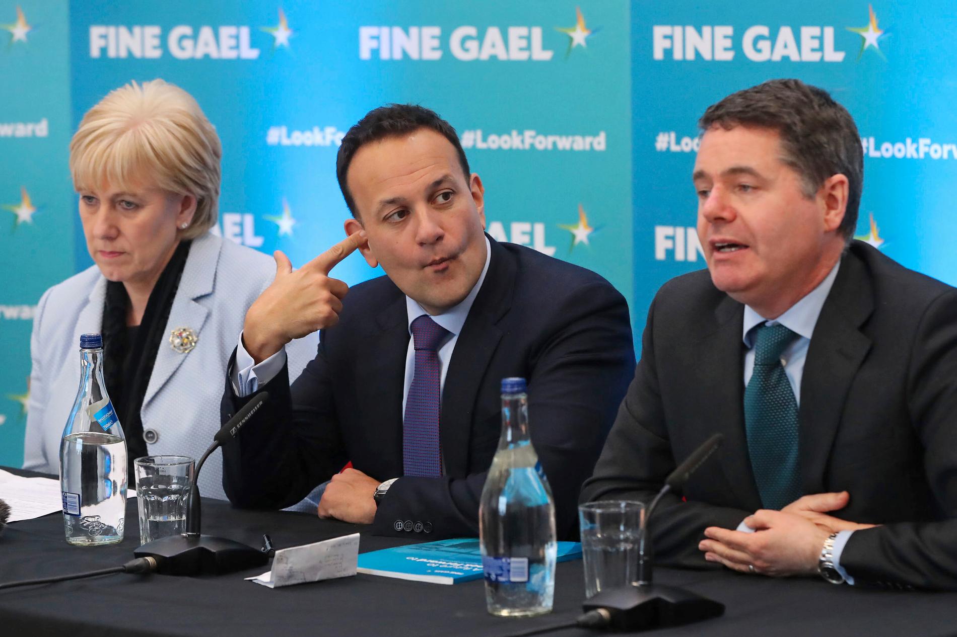 Irlands premiärminister Leo Varadkar i mitten, flankerad av näringslivsminister Heather Humphrey och finansminister Pascal Donohoe vid en pressträff i Carlow under torsdagen.