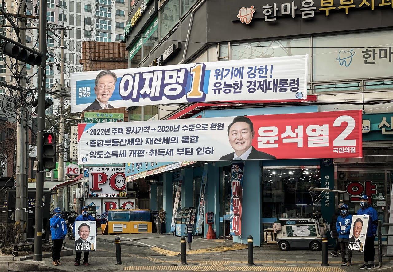 Presidentkandidaterna Lee Jae-Myungs och Yoon Suk-Yeols kampanjaffischer i Seoul.