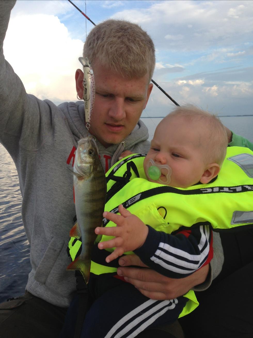 Rasmus har fångat sin första abborre ute på Brommö.