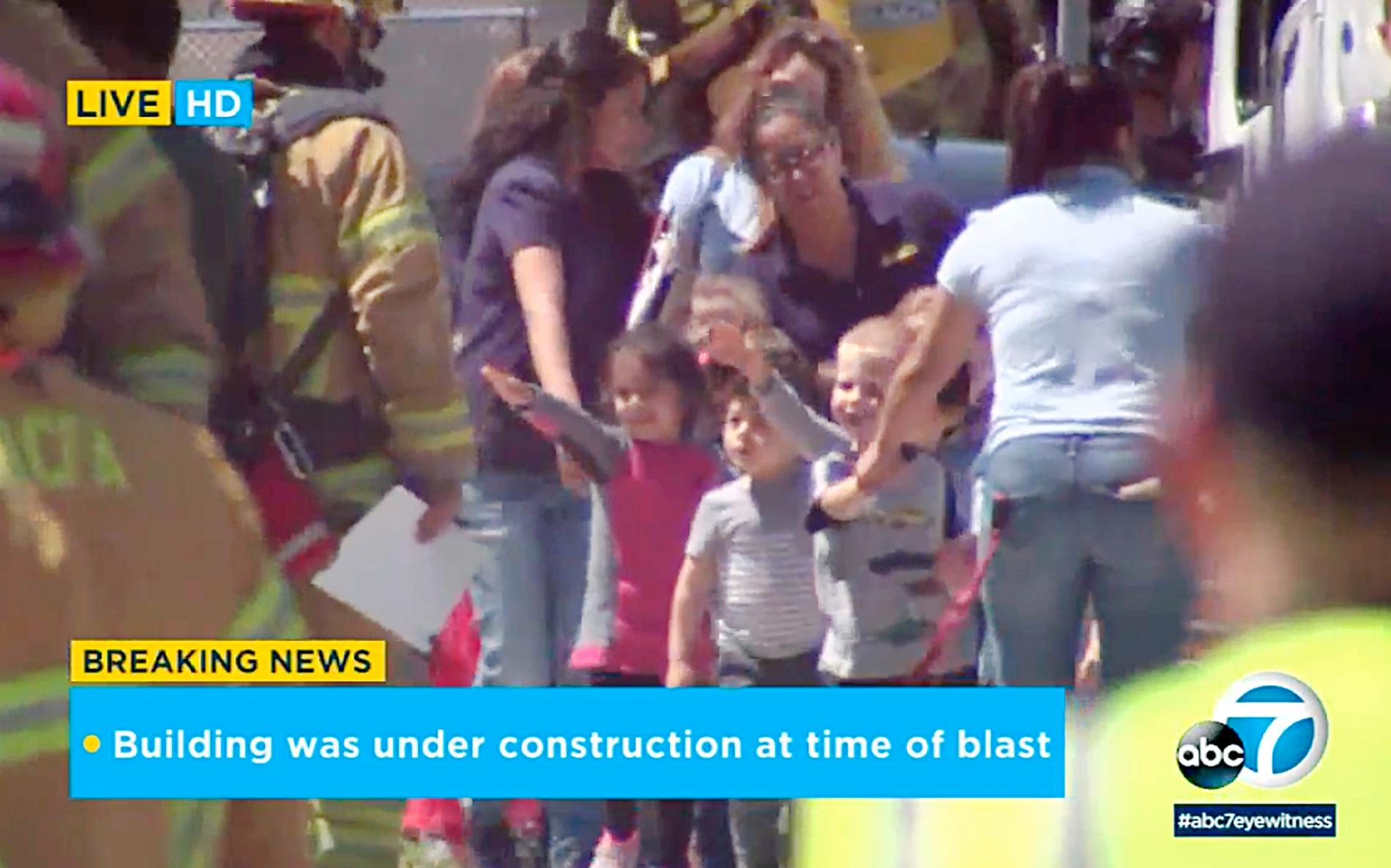 Skolbarn evakueras efter explosionen.