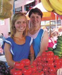 Olga Dirijenko, 18, och Vika Fyrenko, 23, sommarjobbar som grönsaksförsäljare. – Vi bor i Simferopol och studerar ekonomi vid universitetet. Trots att vi jobbar hela dagarna hinner vi njuta av kvällssolen och restauranglivet på stranden.