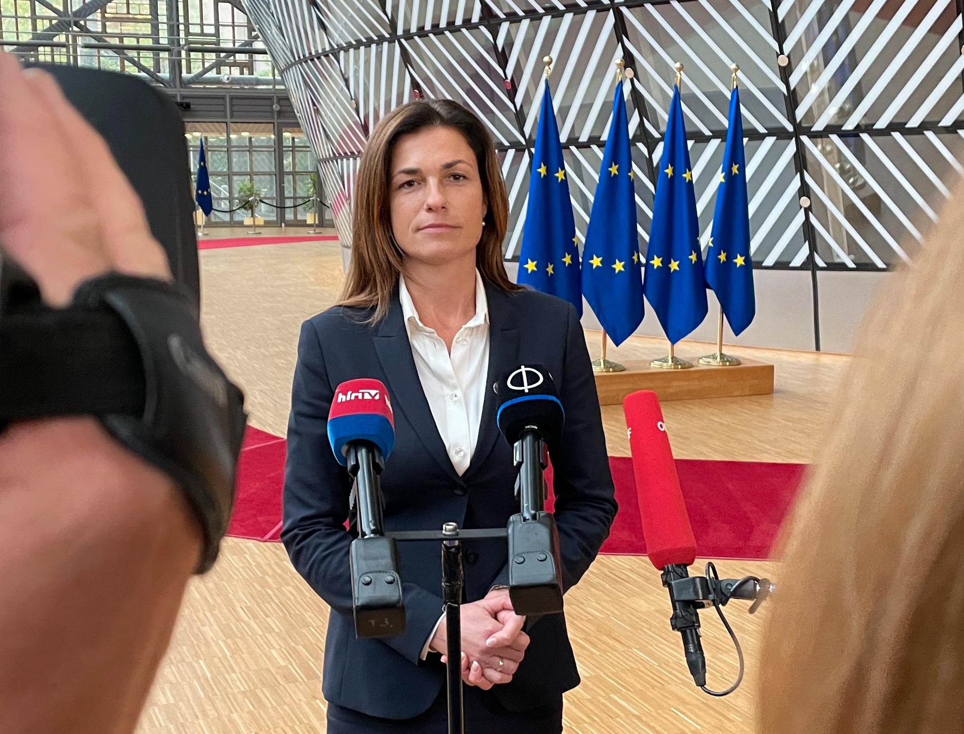 Ungerns justitieminister Judit Varga på väg in till fredagens EU-ministermöte i Bryssel.