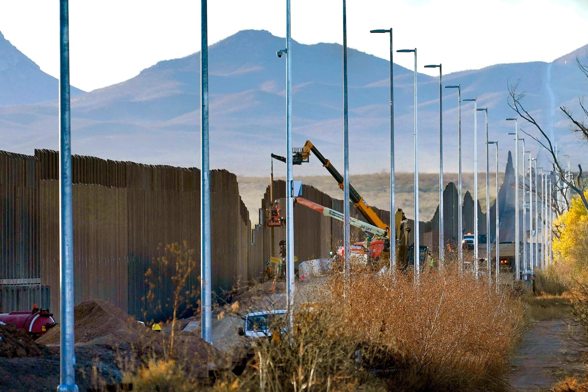 Bygge av USA:s gränsmur mot Mexiko i fjol. Joe Biden ser inte ut att riva den muren, varken bildligt eller bokstavligt talat.