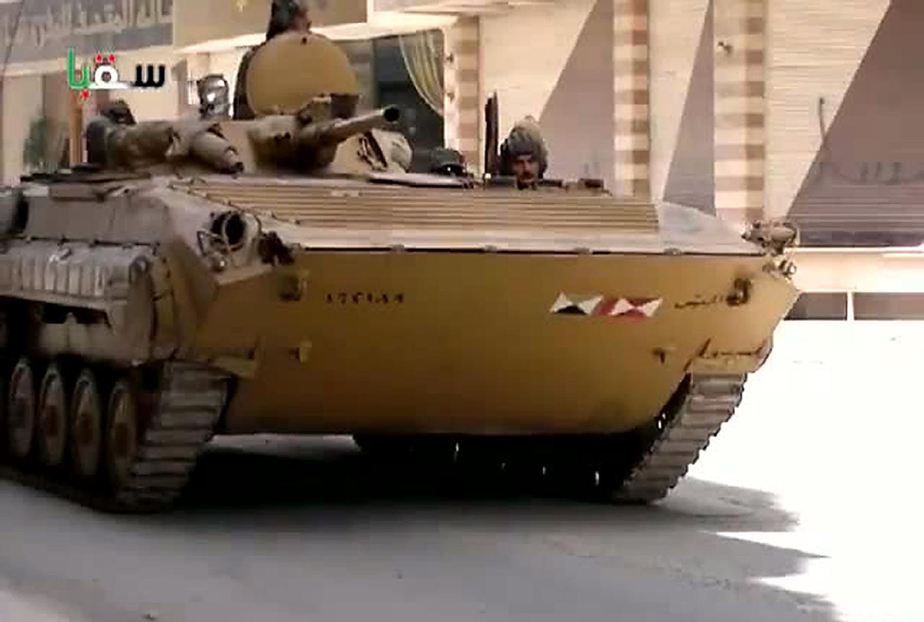 En pansarskyttevagn från syriska armén i huvudstaden Damaskus.
