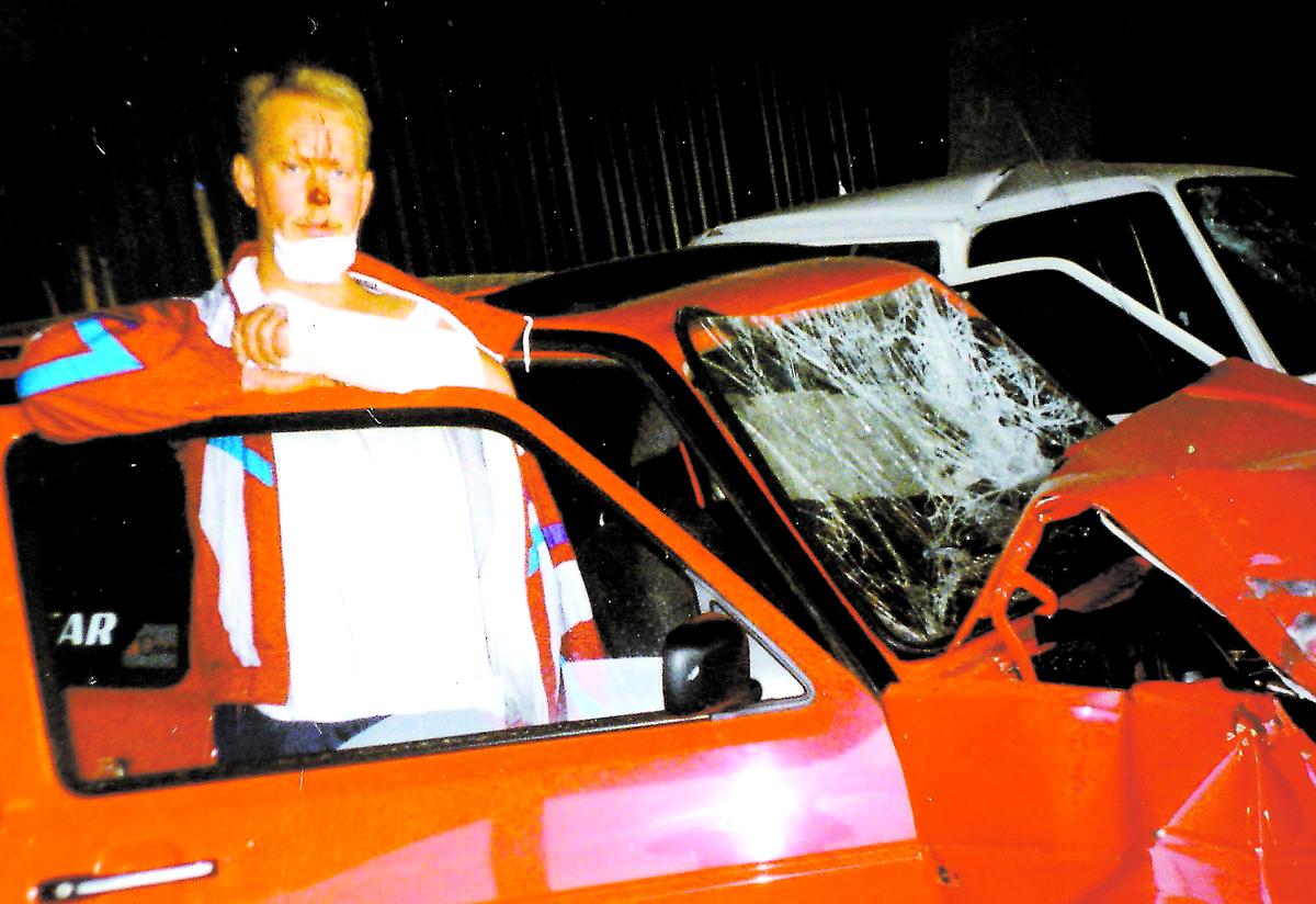 Slogs blodig Alla i bilen hade säkerhetsbälte – förutom Anders Eklund. Han flög framåt och slog huvudet i vindrutan. Nu hävdar han att den smällen fick honom att börja begå brott.