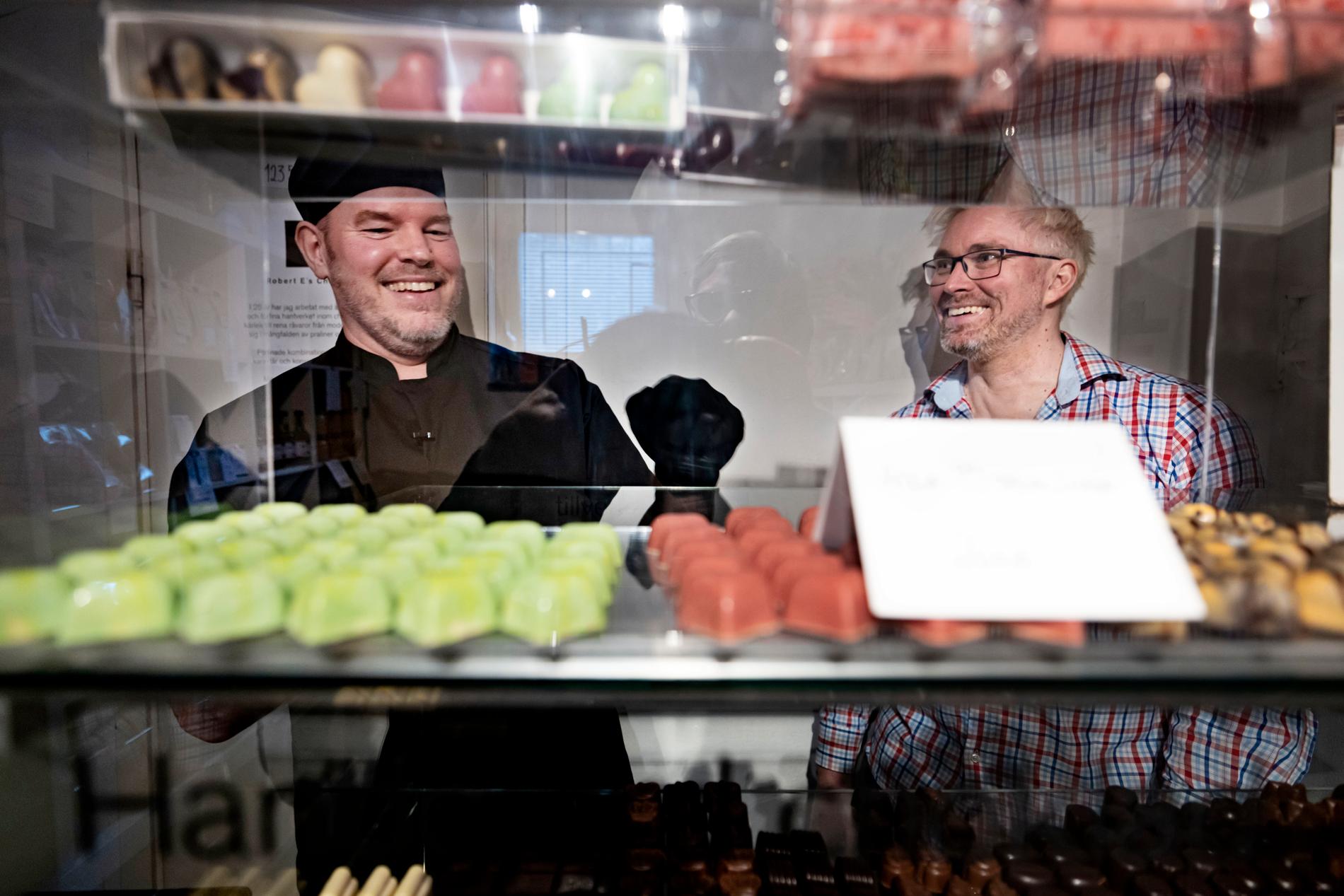 Robert Eriksson med sambon Kaj Eklund, 41, som står i den lilla butiken och tar hand om kunderna.