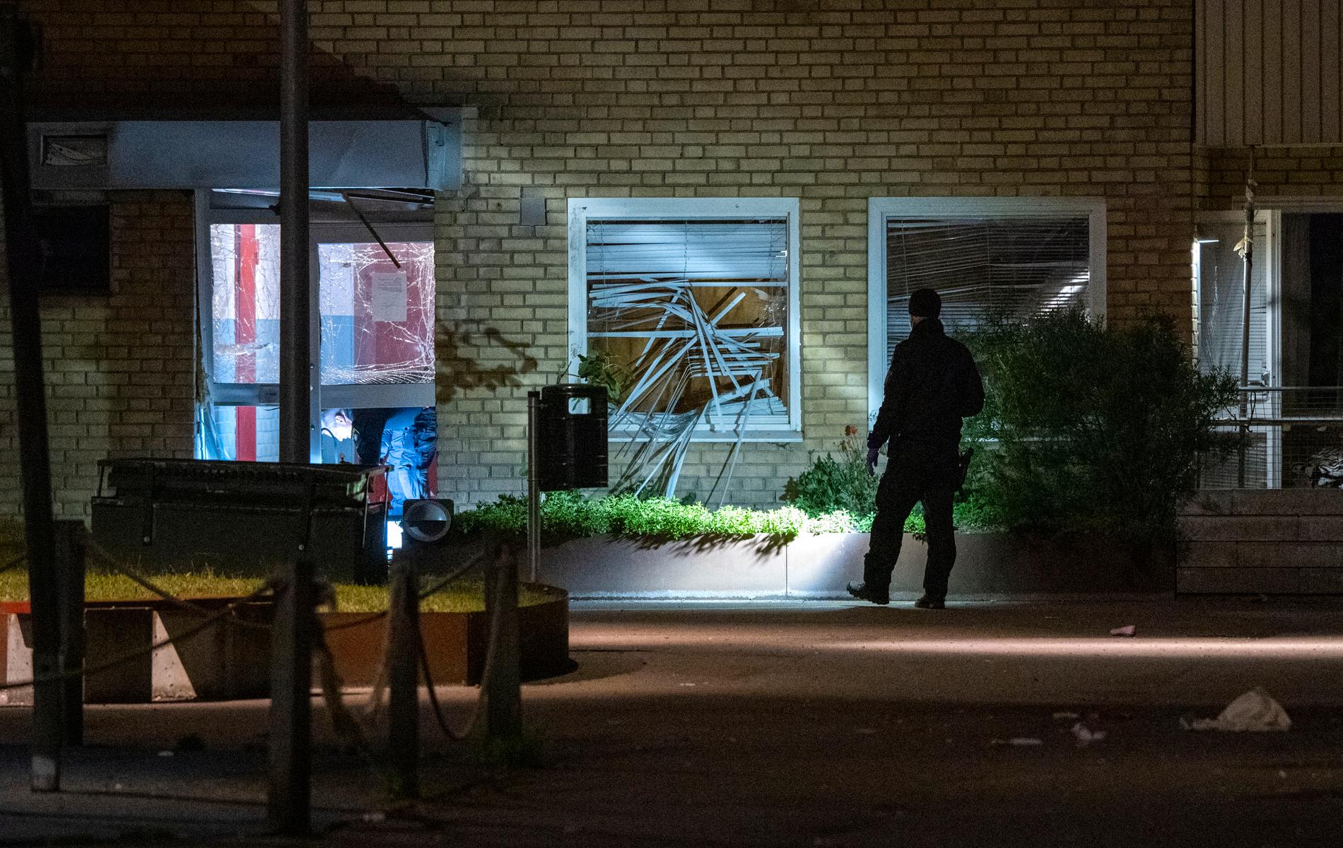 Nationella bombskyddet undersöker skadorna på en entré och fönster vid en flerfamiljsfastighet på Rosengård i Malmö tidigare i veckan.