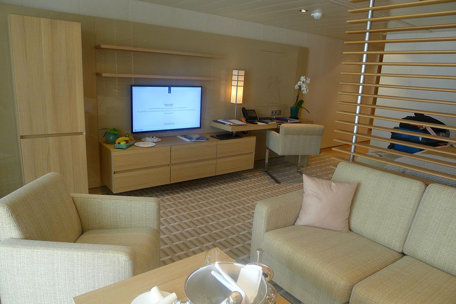 Grand suite hör till fartygets mer normala hytter och erbjuder gott om plats.