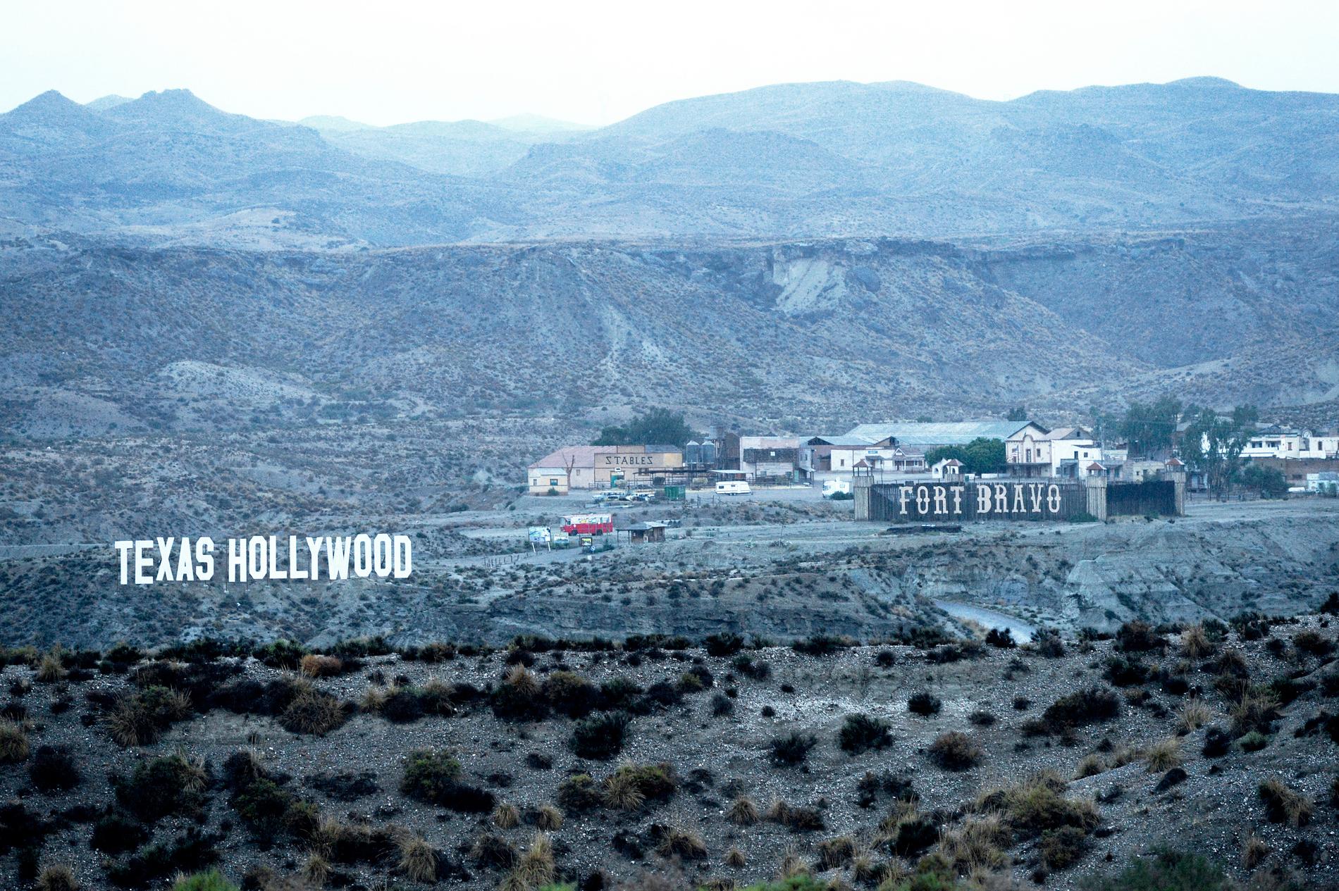Europas enda öken, Tabernas i södra Spanien, rymmer den klassiska filmstudion Texas Hollywood, också känd som Fort Bravo. Här finns kulisser från såväl en mexikansk stad som ett amerikansk vilda västern-samhälle, dessutom ett fort och en indianby.