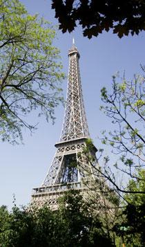 Själva Eiffeltornet når 300 meter över marken, med radio- och tv-antenner 324 meter.