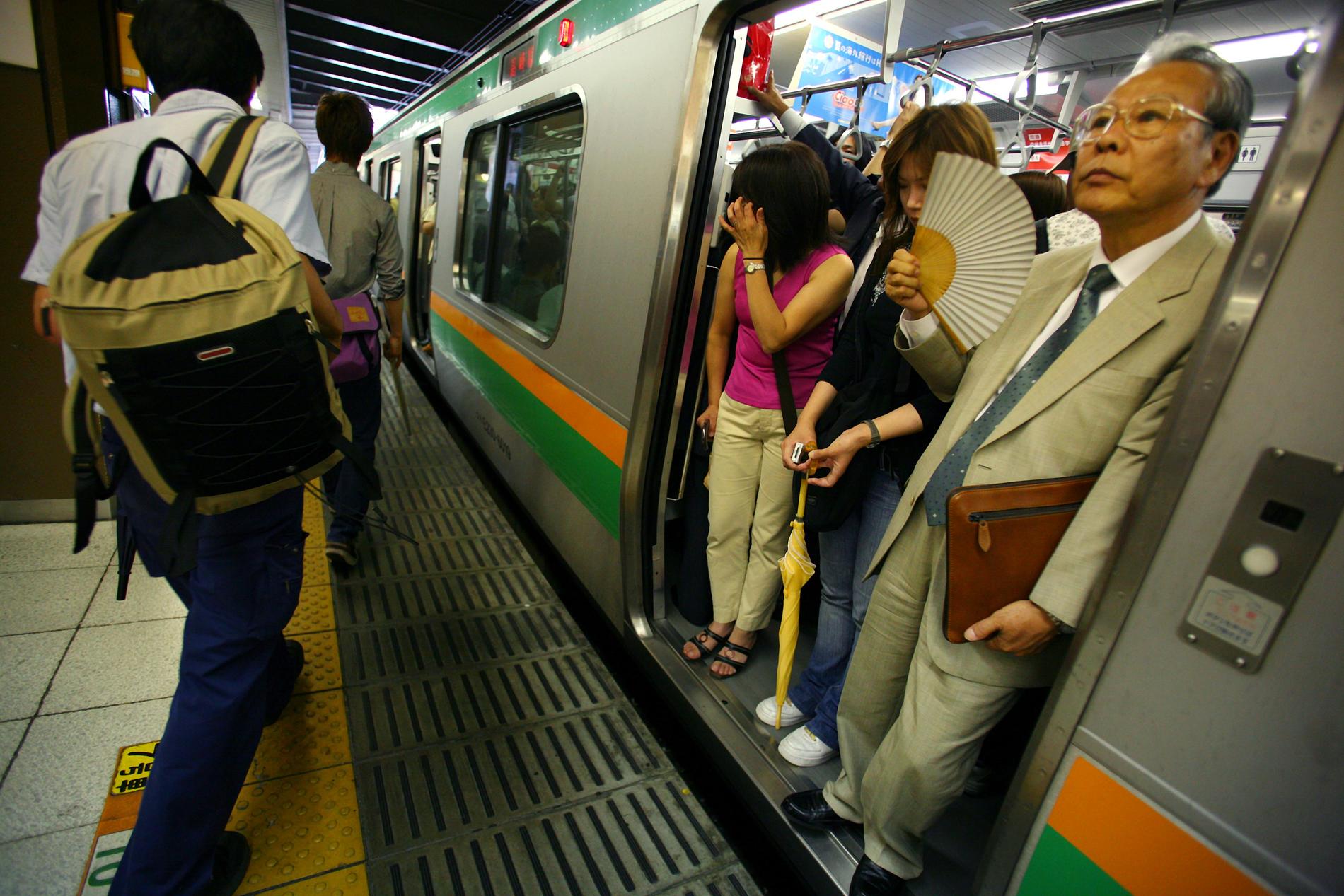 Trångt, trångt, trångt i Tokyos tunnelbana. Arkivbild.