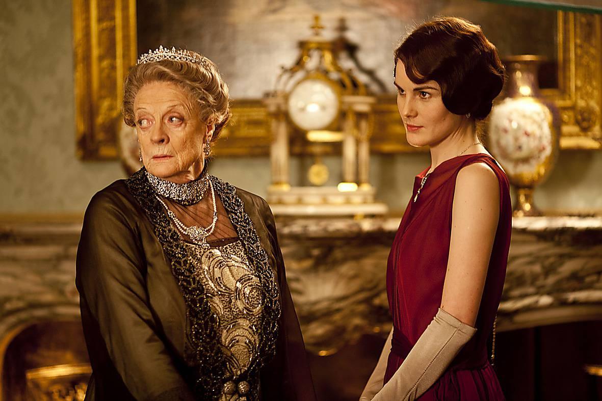 NÄRMAR SIG SLUTET Maggie Smith som änkegrevinnan av Grantham och Michelle Dockery som lady Mary Crawley i ”Downton Abbey”. Men snart tar serien farväl.
