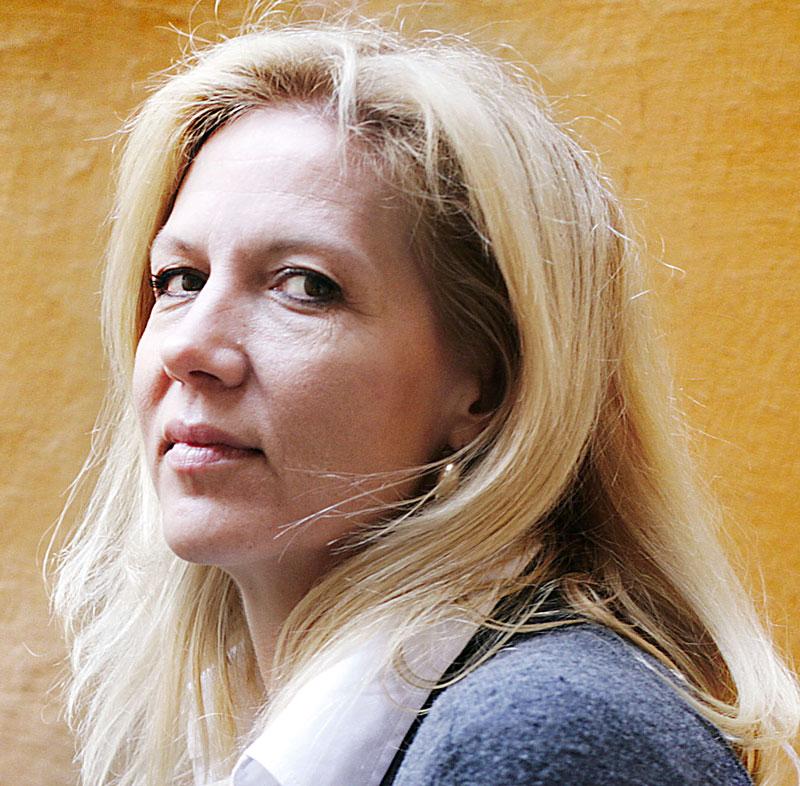 ”DET KAN VERKA FÖRVIRRANDE” Liza Marklund väljer nu att slå tillbaka mot den kritikstorm som drabbat henne om boken ”Gömda”. Till höger Aftonbladets artiklar om bråket den senaste veckan.