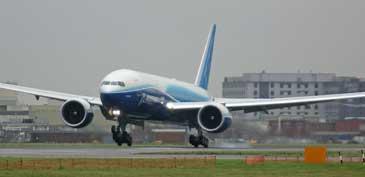 Boeings Worldliner landade i dag på Heathrow efter att ha satt nytt världsrekord i långflygning.